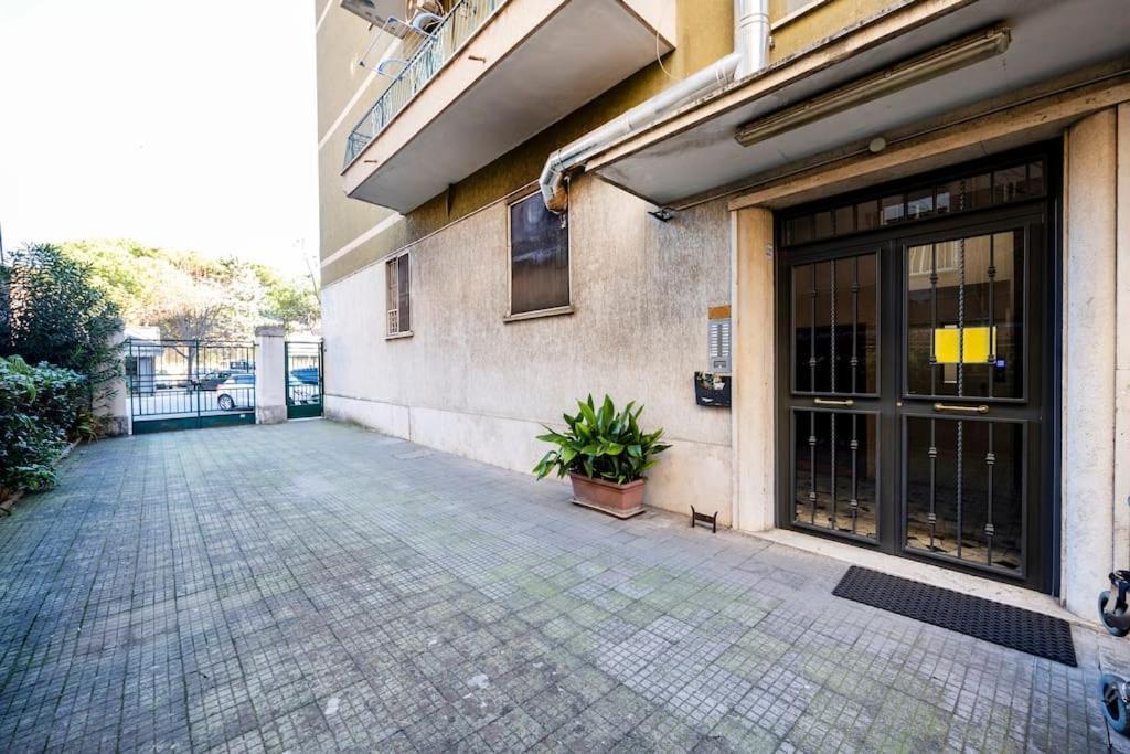 Stylish Apartment Rome Air Conditionig Wifi Tv 50 Metro 4 Minutes Away Eksteriør bilde