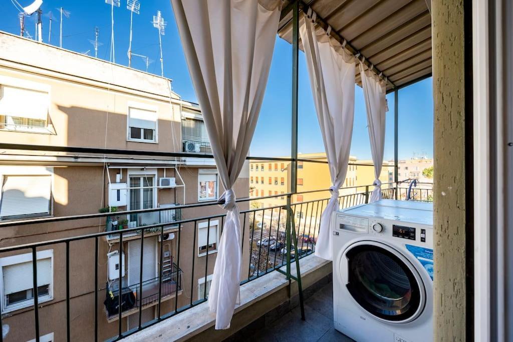 Stylish Apartment Rome Air Conditionig Wifi Tv 50 Metro 4 Minutes Away Eksteriør bilde